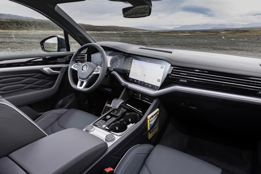 Торпедо Volkswagen Touareg R-Line One Million 2019 года  (фото 16 из 30)